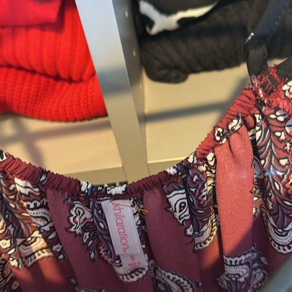 Xhilaration maroon/black/white print adjustable strap 2 pocket romper size S - Picture 2 of 3